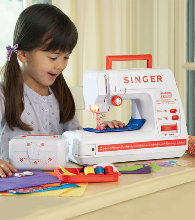 singer%20child%20sewing%20machine.jpg